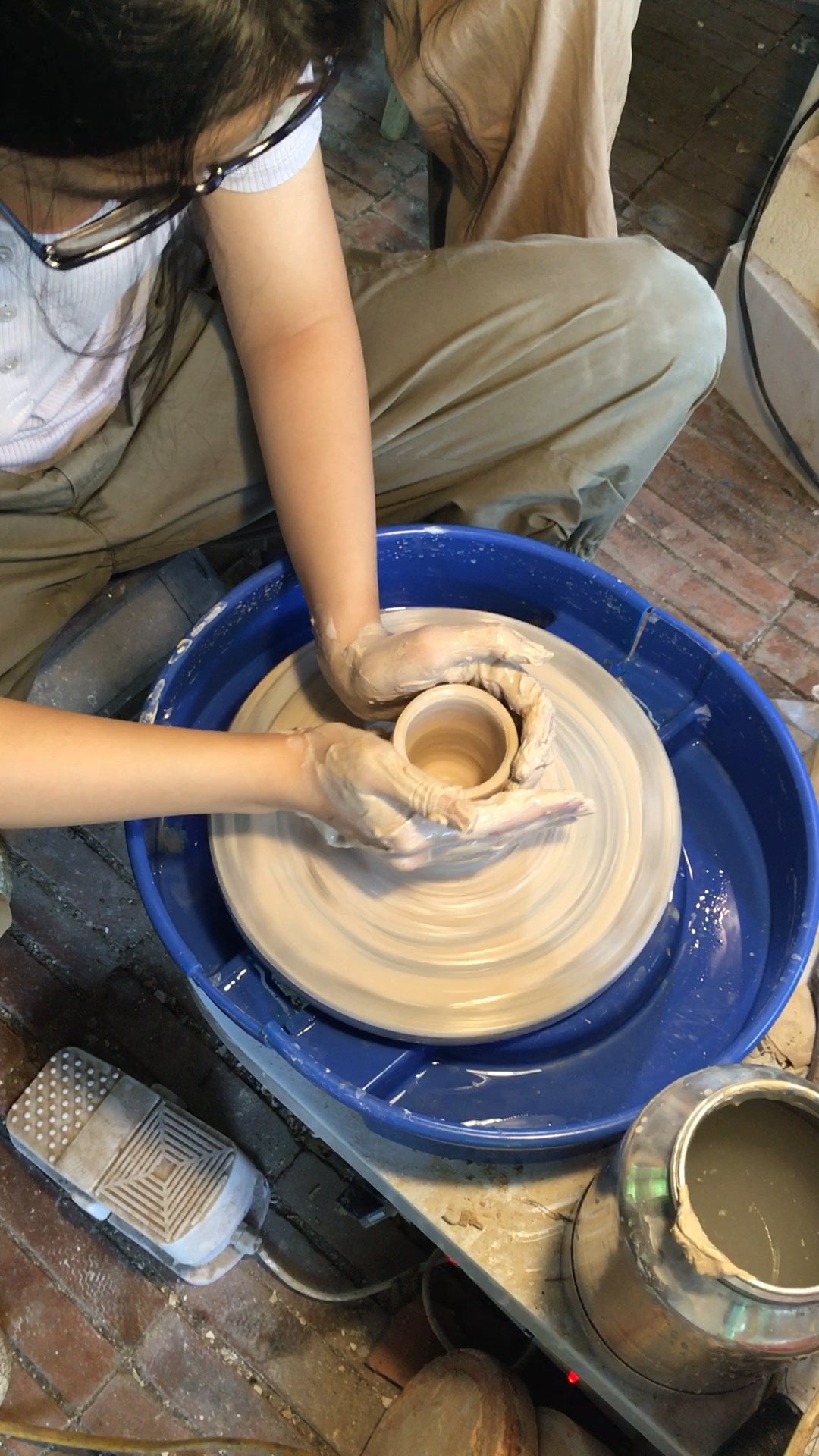 Vuốt gốm - một kỹ nghệ không khó nhưng cũng chẳng dễ — Wheel-Throwing: A Craft Neither Too Hard Nor Quite So Easy