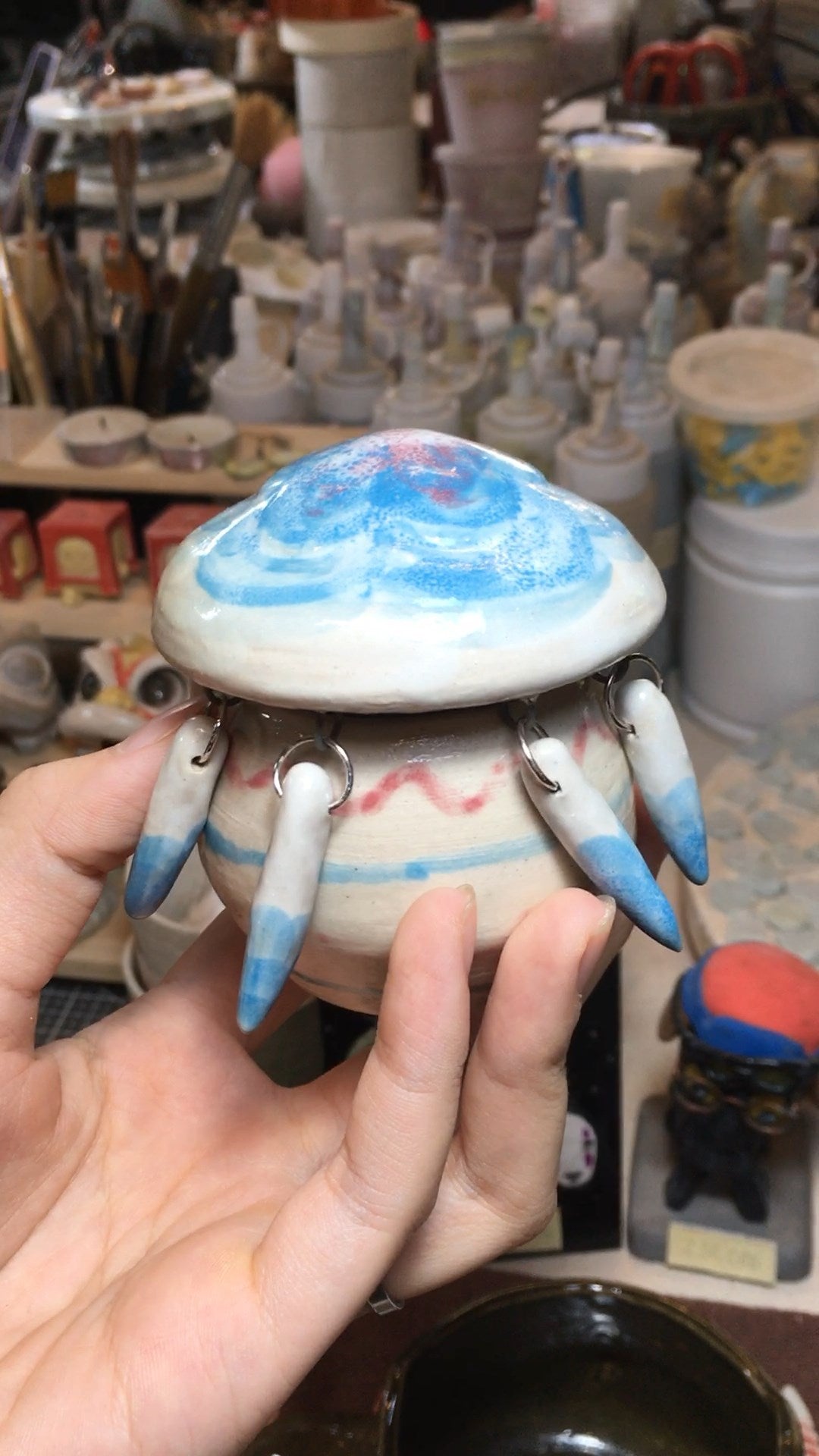 Ở đây chúng tôi chơi với đất mỗi ngày — Here, we play with clay every day
